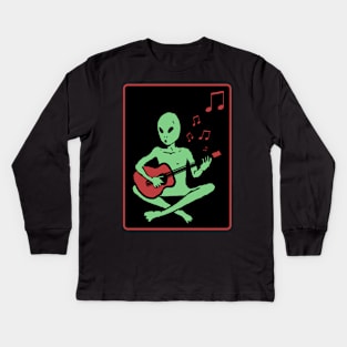 alien playing guitar Kids Long Sleeve T-Shirt